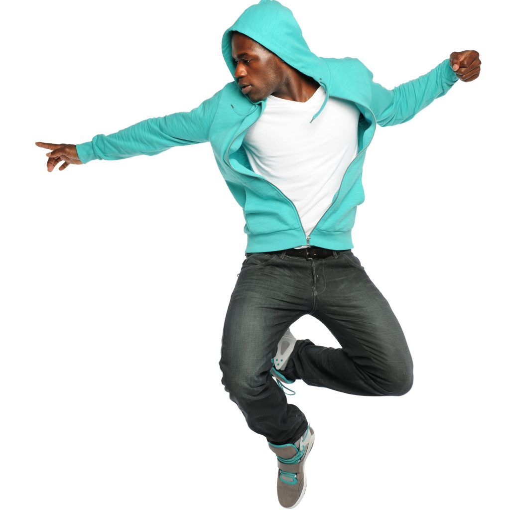 Chico con sudadera turquesa saltando y bailando