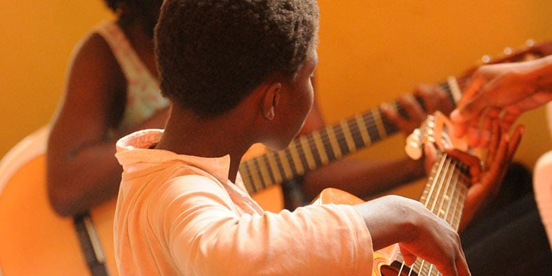 ninos-autistas-wikolia-guitarra